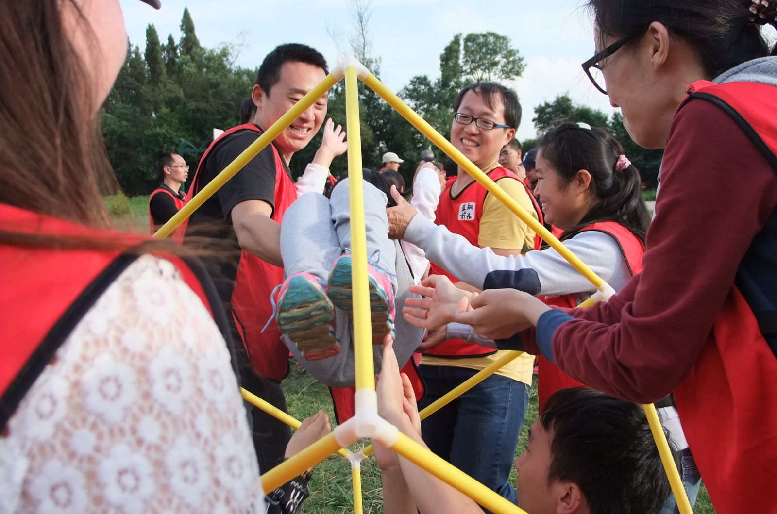 提升團隊凝聚力，來一場量身定制的團建拓展活動！